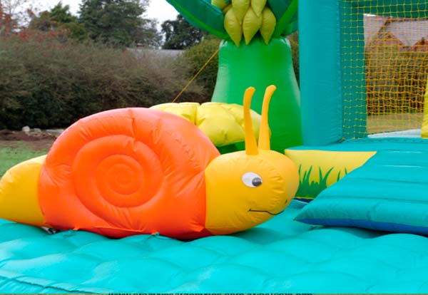 alquiler de inflable El bosque Encantado Completo